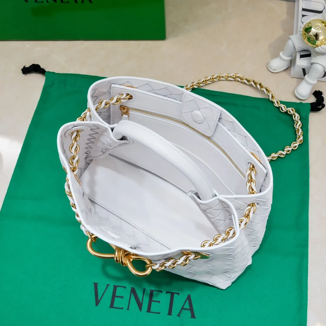 Batch 1960 BOTTEGA VENETA 2024 spring and summer new small ANDIAMO chain bag is also available! 🔥🔥I believe many friends have been waiting for a long time. The metallic chain adds a touch of sophistication to the original softness and elegance of Andiamo. The collision of classic craftsmanship and elegance creates a different kind of beauty. Style number: 6008 Size: 25*22*10.5cm